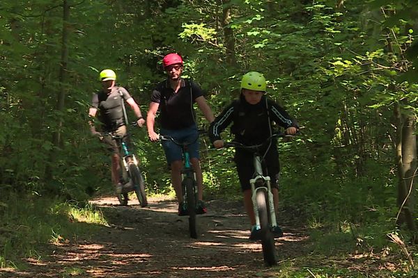 Sur la baie de Canche, accrobranche, e-foil, petit train, trottinette : une pléthore d'activités attirent les touristes au Touquet-Paris-Plage.