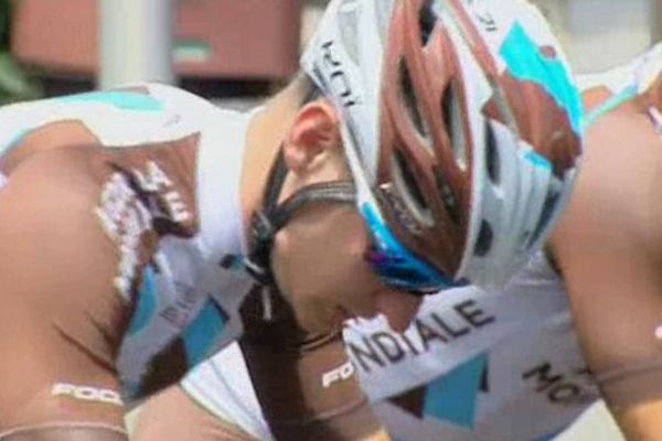 Sur les routes du Tour d'Auvergne, les jeunes cyclistes en formation de la Team AG2R pédalent en pensant au parcours victorieux de Romain Bardet.