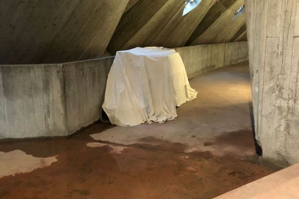 De nombreuses flaques d'eau jalonnent l'intérieur de l'église Notre-Dame de Royan