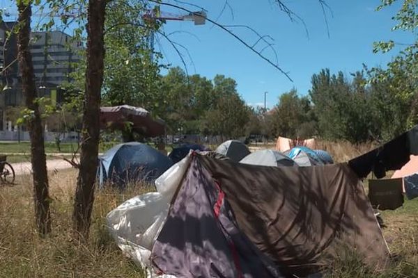 Une centaine de migrant s'est installé place de l'étoile à Strasbourg depuis le début de l'été.