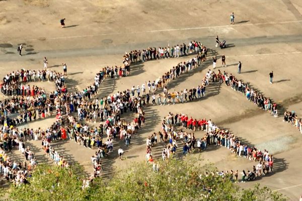 Vue de drone des 3940 maillons de la chenille à Rouen. Concarneau s'apprête à relever le défi pour battre le record normand