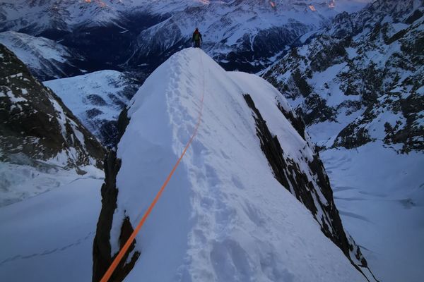 Benjamin Védrines et Léo Billon ont réalisé l'ascension record de la face nord des Grandes Jorasses en 15 heures - février 2023