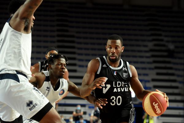 Norris Cole, le meneur américain de l'Asvel, a été testé positif au covid-19 juste avant son entrée sur le terrain de Cholet dimanche 11 octobre. Le maire de la commune a confirmé son intention de porter plainte.