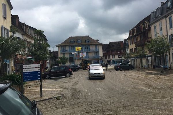 Les rues de Salies du Béarn étaient couvertes de boues après les inondations (illustration)