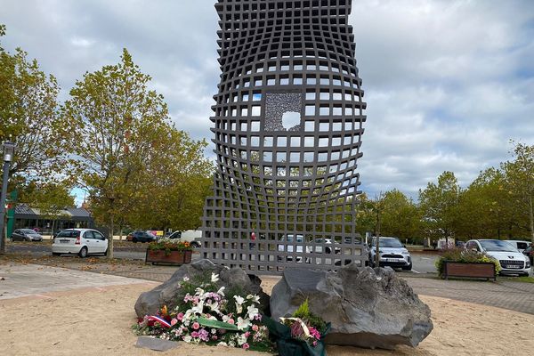 Cette statue en hommage aux victimes de l'amiante a été vandalisée à Saint-Eloy-les-Mines (Puy-de-Dôme).