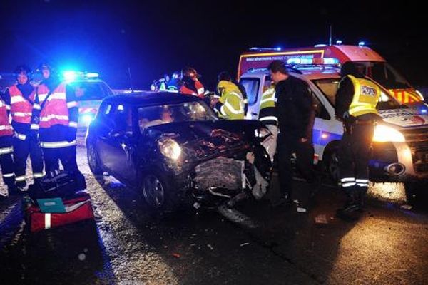 Les pompiers interviennent sur la scène d'un accident sur l'A27 à hauteur de Baisieux (Nord), le 11 mars 2013.