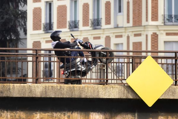 Un scooter en plein rodéo urbain (image d'illustration)