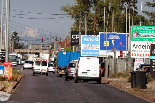 Les intercommunalités devront désormais toutes gérer et réglementer la présence de panneaux d'affichages sur leur territoire