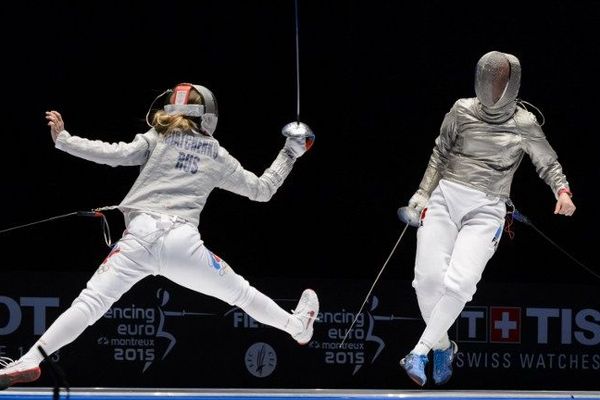 La Russe Ekaterina Dyachenko (à gauche) face à la Française Manon Brunet durant la finale sabre des championnat d'Europe d'escrime, à Montreux, en Suisse.