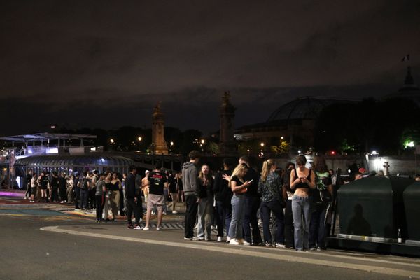 Des jeunes rassemblés aux Invalides lors d'une fête clandestine 