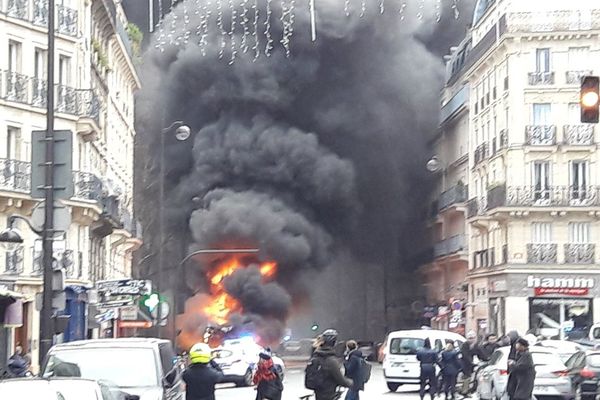 Un bus prend feu, rue des Ecoles, à Paris, le 16 janvier 2018.