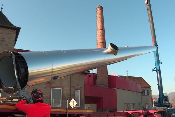 Une cheminée géante et un récupérateur d'énergie installés sur le site de la Brasserie Licorne mardi 2 mars 2021.