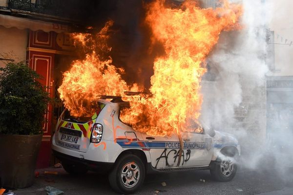 Le véhicule lors de l'incendie