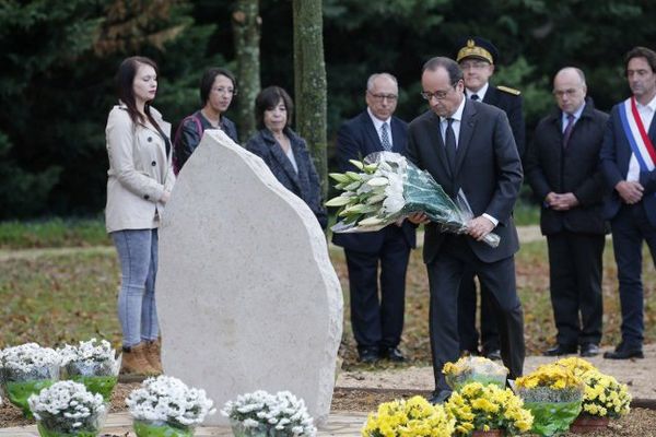 Le chef de l'Etat se recueille sur la stèle d'Abel Chennouf