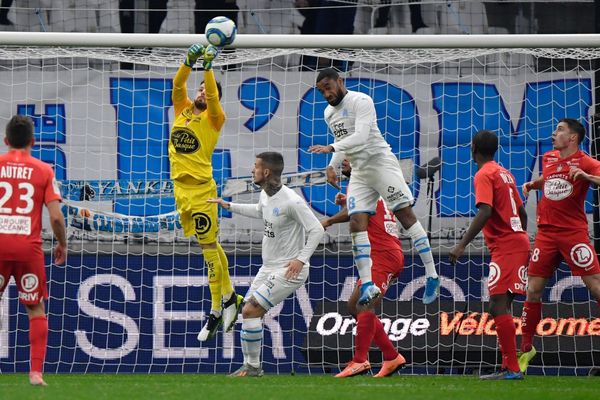 Le gardien de but brestois Gautier Larsonneur réalise un arrêt lors du match de Ligue 1 opposant l'Olympique de Marseille à Brest au Stade Vélodrome à Marseille - 29/11/2019