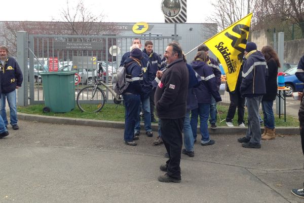 Des salariés du centre de tri de Nancy en grève jeudi 26 mars.