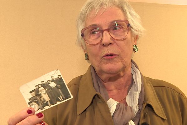 Dans une petite boîte bleue, Josette Perrier a reçu plusieurs photos qui ont appartenu à son oncle.