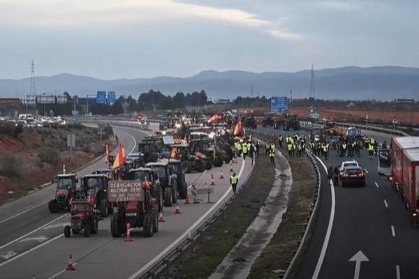 Des cortèges de tracteurs roulent sur les autoroutes et les axes principaux, entraînant des perturbations dans la circulation routière, comme par exemple sur l'autoroute AP-7 ou sur l'A-2 en Catalogne.