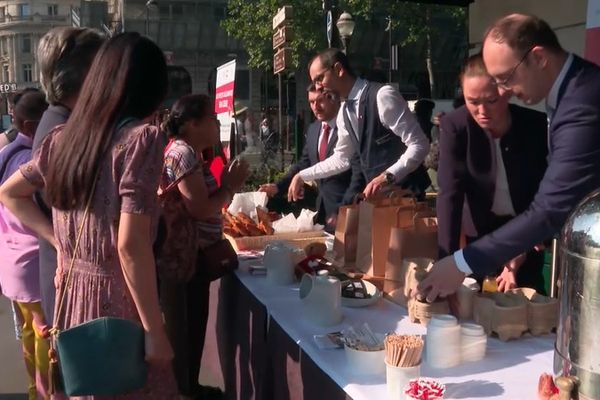 Café, chocolat, croissant, le personnel propose plusieurs produits pour un total de six euros