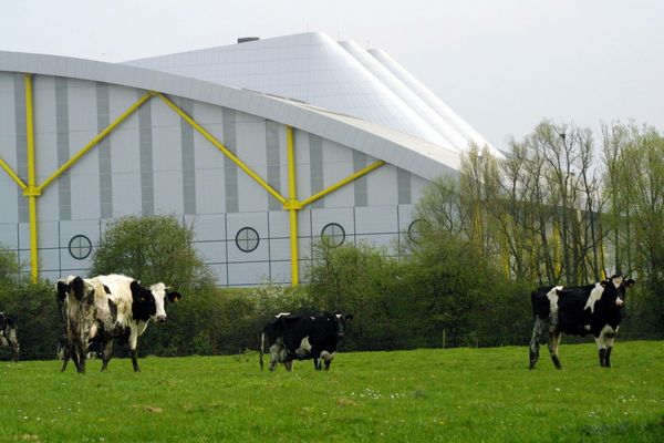 Vue du nouvel incinérateur d'ordures ménagères installé à Halluin en 2002.