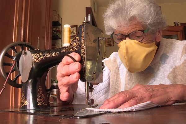 Rosina en action sur sa machine à coudre des années 30