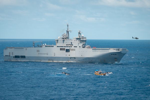 Le porte hélicoptère Mistral et les hommes de la marine nationale prêts à intercepter le bateau suspect