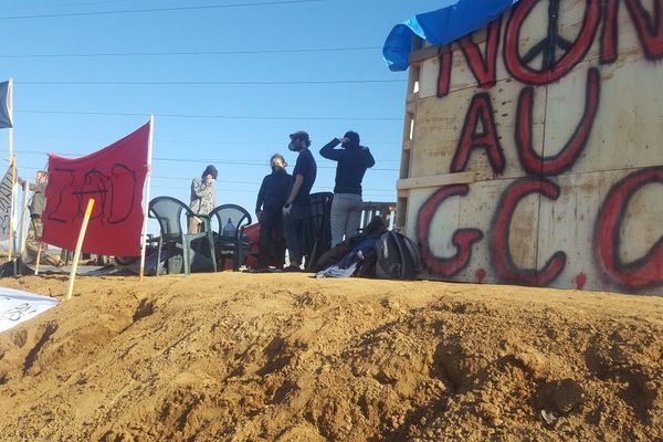 Des opposants au grand contournement ouest de Strasbourg ont installé une cabane sur le chantier avant d'être délogés, ce samedi 20 avril.