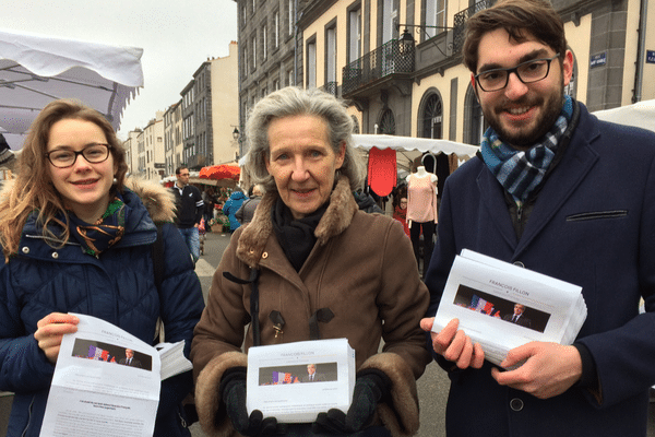 Trois militants pro-François Fillon, sur le marché de Riom. Ils distribuent la "lettre aux Français" du candidat.