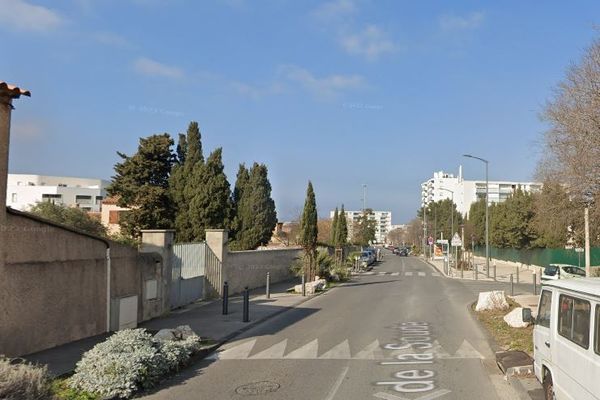 D'après les Marins-pompiers de Marseille, c'est à ce niveau, Avenue de la Soude, dans le 9e arrondissement de Marseille, qu'un jeune homme est mort en refusant d'obtempérer lors d'un contrôle de police.