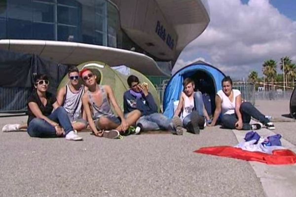 Les fans de Lady Gaga devant le Nikaia, le 2 octobre 2012