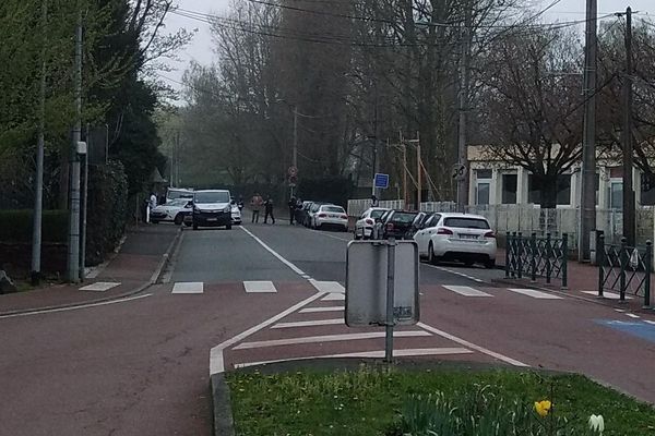 Un périmètre a été mis en place par les enquêteurs autour du lieu de la macabre découverte.