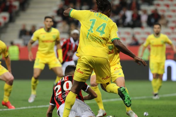 Traoré bouscule Atal dans la surface de réparation, lors du match OGC Nice - FC Nantes le 11 mai 2019