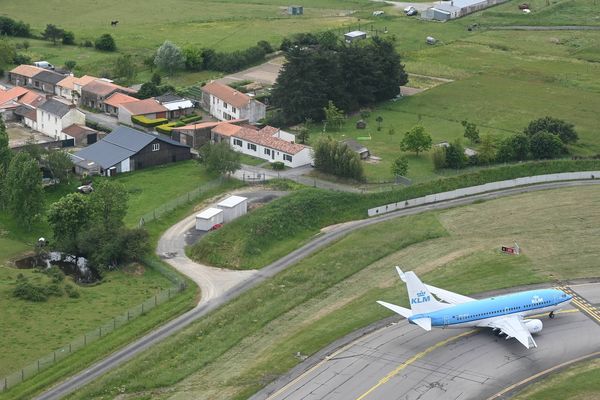 Le COCETA (Collectif des citoyens exposés au trafic aérien) réclame toujours le transfert de l'aéroport vers des zones moins urbanisées.