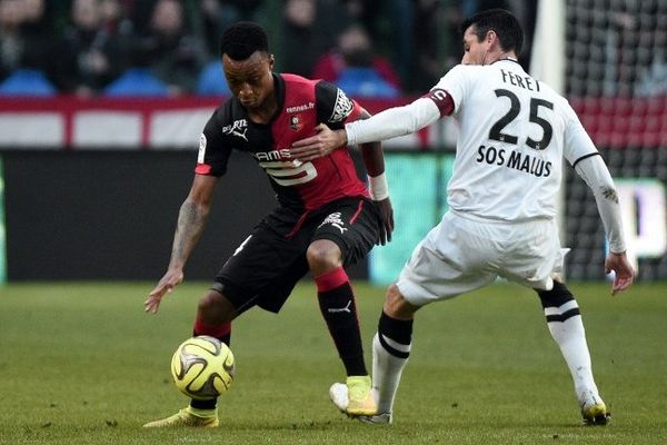 Le défenseur rennais Edson Mexer face au milieu de terrain caennais Julien Feret lors du match au stade de la route de Lorient à Rennes - 25/01/2015