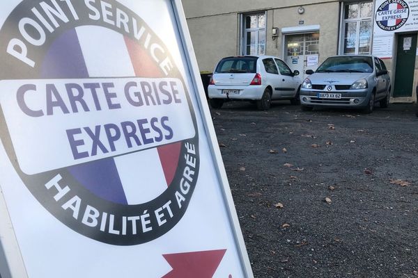 Désormais, les cartes grises sont délivrées en ligne ou dans des points service habilités et agréés.