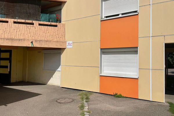 La femme de 74 ans a été retrouvée dans cet appartement, situé au rez-de-chaussée.