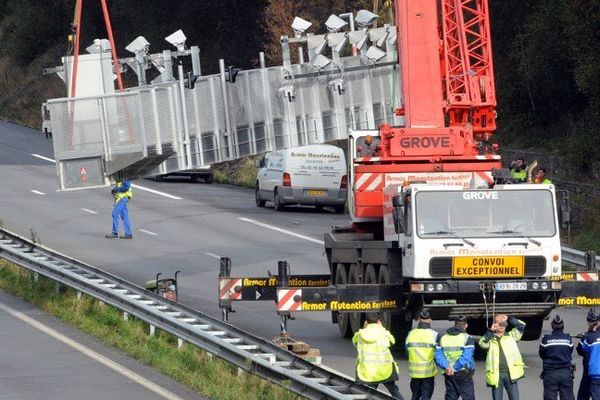 Le dernier portique écotaxe du Finistère a été démonté en fin de matinée, ce jeudi 31 octobre 2013