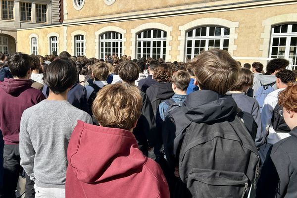 Ce lundi 16 octobre, était organisé à 14h un temps de recueillement dans les collèges et lycées de France, comme ici au lycée Emile Zola de Rennes.