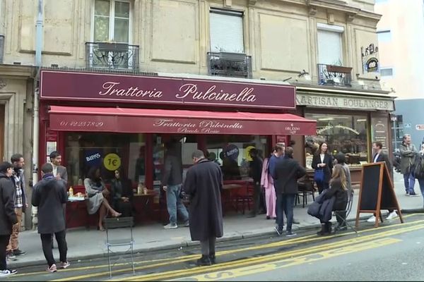 Une foule se presse devant le restaurant du 18ème arrondissement