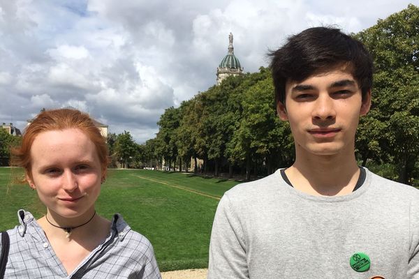 Sybille et Malo, 19 et 20 ans, militent au sein d'Extinction Rebellion à Rennes contre l’extermination de la biodiversité et pour un changement radical de système.