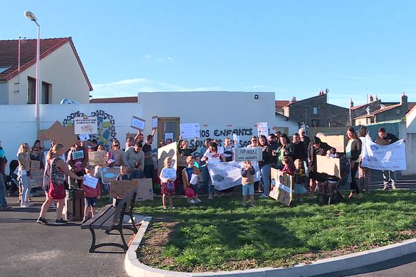 A Mozac, dans le Puy-de-Dôme, une centaine de parents d'élèves se sont mobilisés ce lundi 12 septembre.