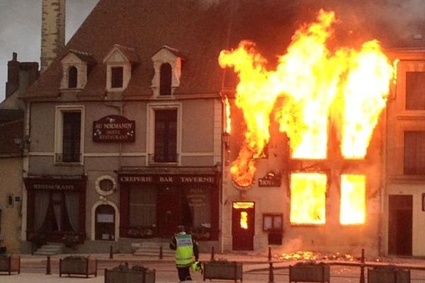 L'incendie de l'hôtel "Au Normandy" a été très violent (photo amateur)