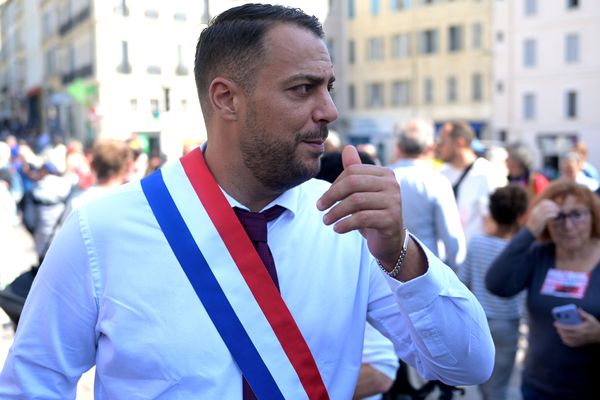 Le député Sébastien Delogu lors d'une marche contre Macron organisée par La France Insoumise LFI a à Marseille le 21 septembre 2024.