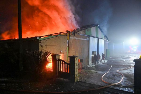 D'importants moyens sont mobilisés pour maitriser l'incendie qui devrait affecter la circulation sur la RN21 une partie de la journée du samedi 16 décembre.