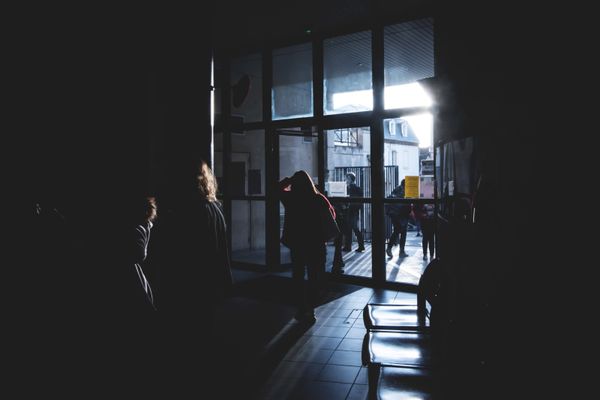 Une collégienne, victime présumée de harcèlement scolaire, s'est défenestrée dans la nuit du samedi 28 janvier depuis le 4e étage de son immeuble situé dans le quartier du Mirail. Son pronostic vital n'est pas engagé.