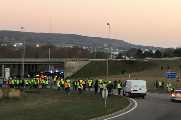  Dimanche 18 novembre en fin d'après-midi, l'A31 est à nouveau fermée dans les deux sens de circulation. Intervention des CRS. 