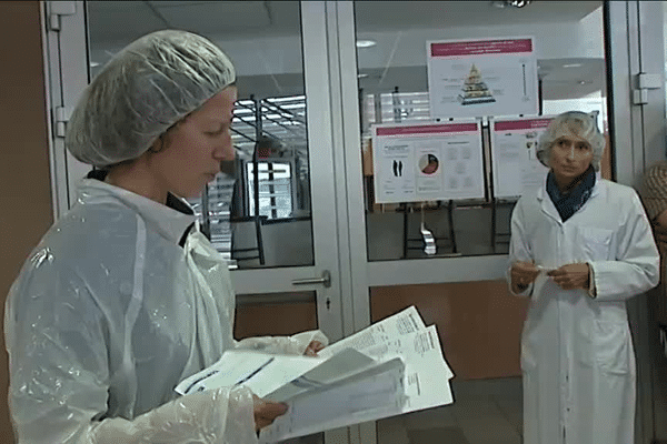 Sandrine Gaillard, secrétaire générale FDSEA Dordogne, constate que le restaurant de la cité administrative de Périgueux utilise des légumes espagnols. 