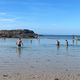 Des baigneurs à Saint-Malo, sur une plage classée comme "déconseillée" sur la carte de labelleplage.fr.