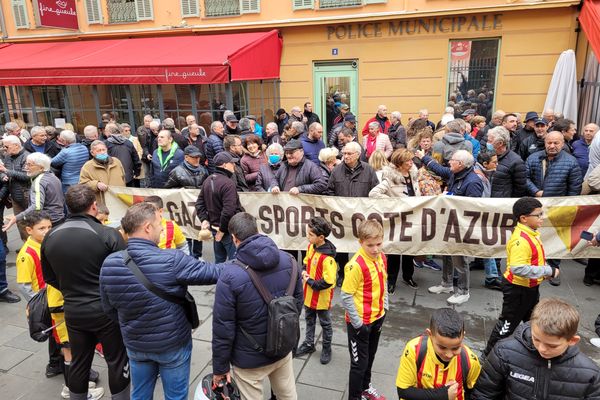 Des adhérents du Gazelec de Nice devant la mairie. Il y avait environ 300 personnes venues défendre le club omnisoport ce jeudi 23 février.