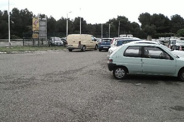 Le meurtre a eu lieu sur ce parking, devant une pizzéria de Saint-Mitre-les-Remparts